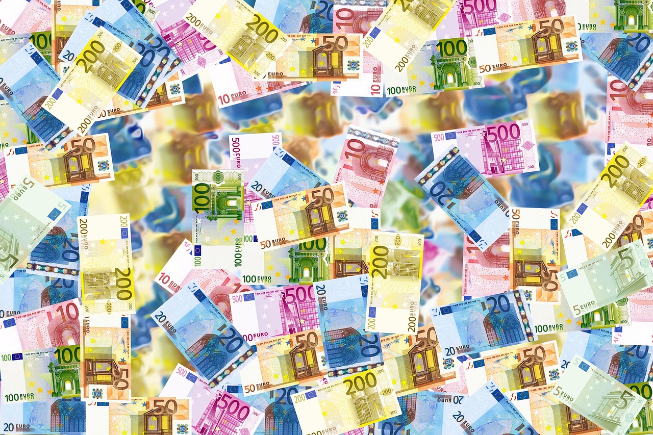 Money, cash, bills — Quality Vaporizers and E-Liquids at Your Nearest Vape Shop